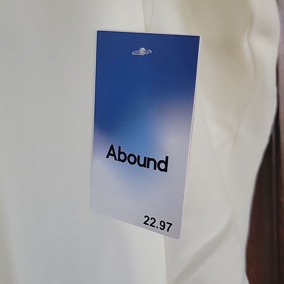 Abound Swing Neck V - Camisole in Ivory - Picture 2 of 10